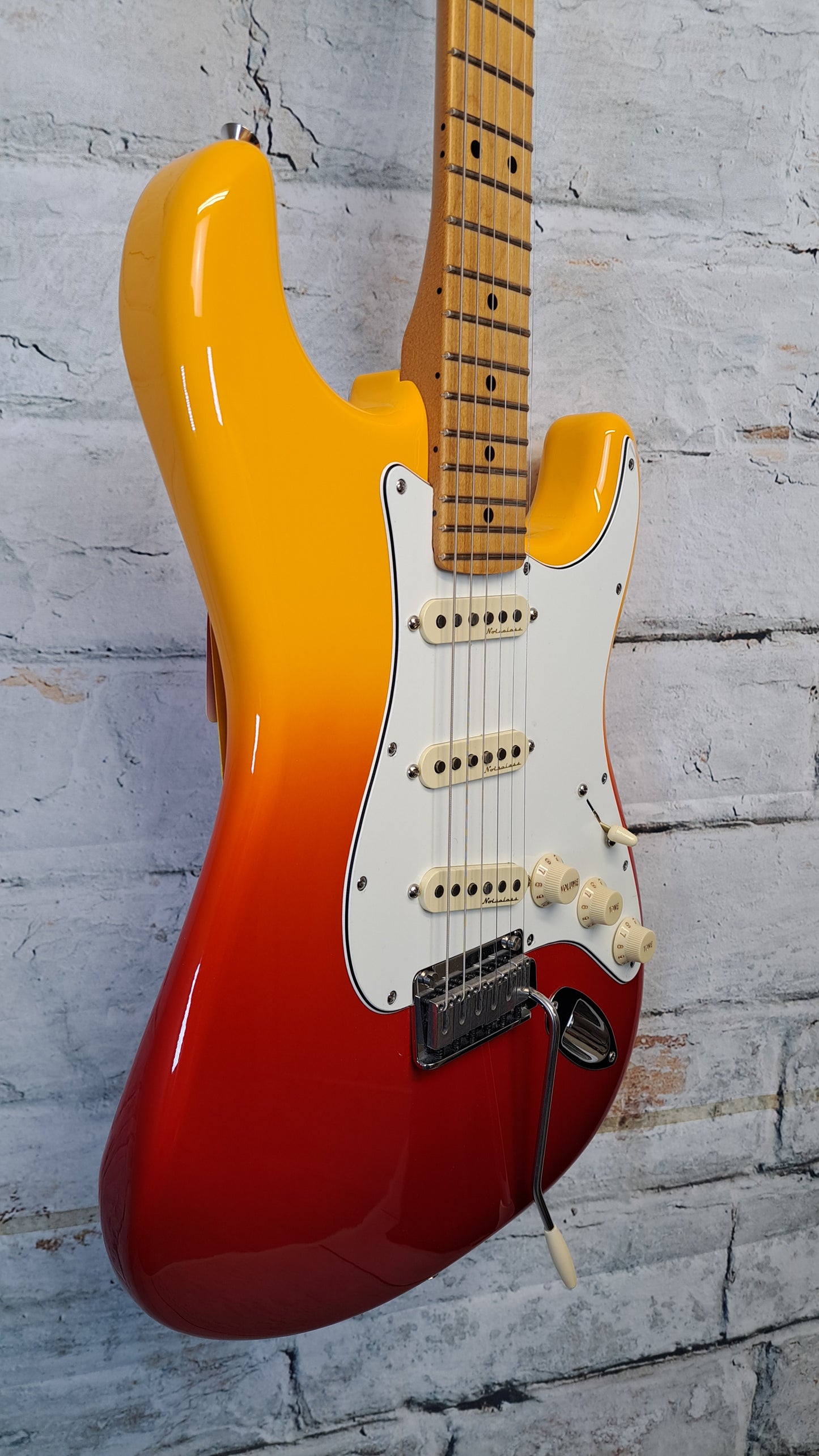 Fender Player Plus Stratocaster - Maple Fingerboard Tequila Sunrise