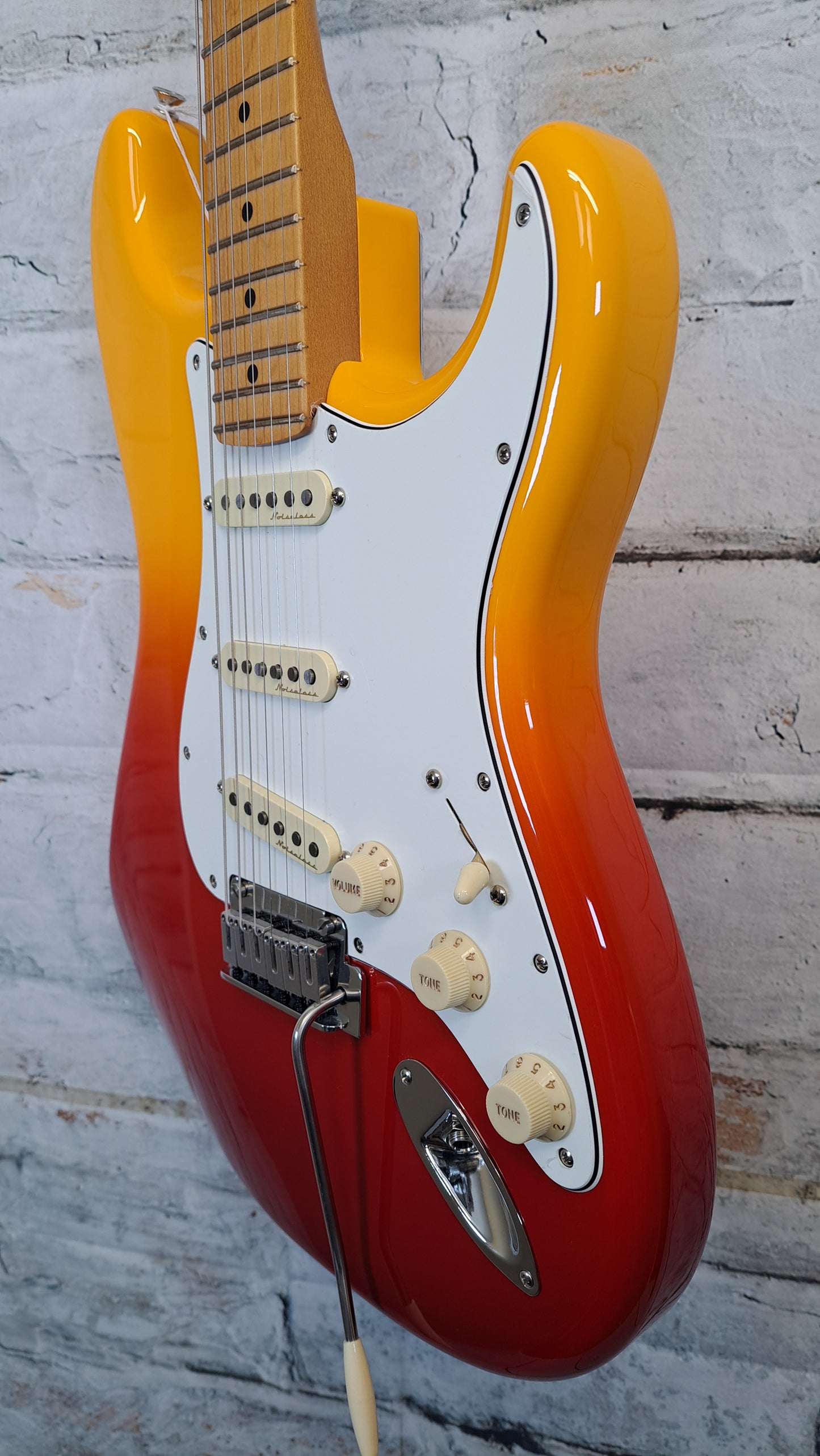 Fender Player Plus Stratocaster - Maple Fingerboard Tequila Sunrise