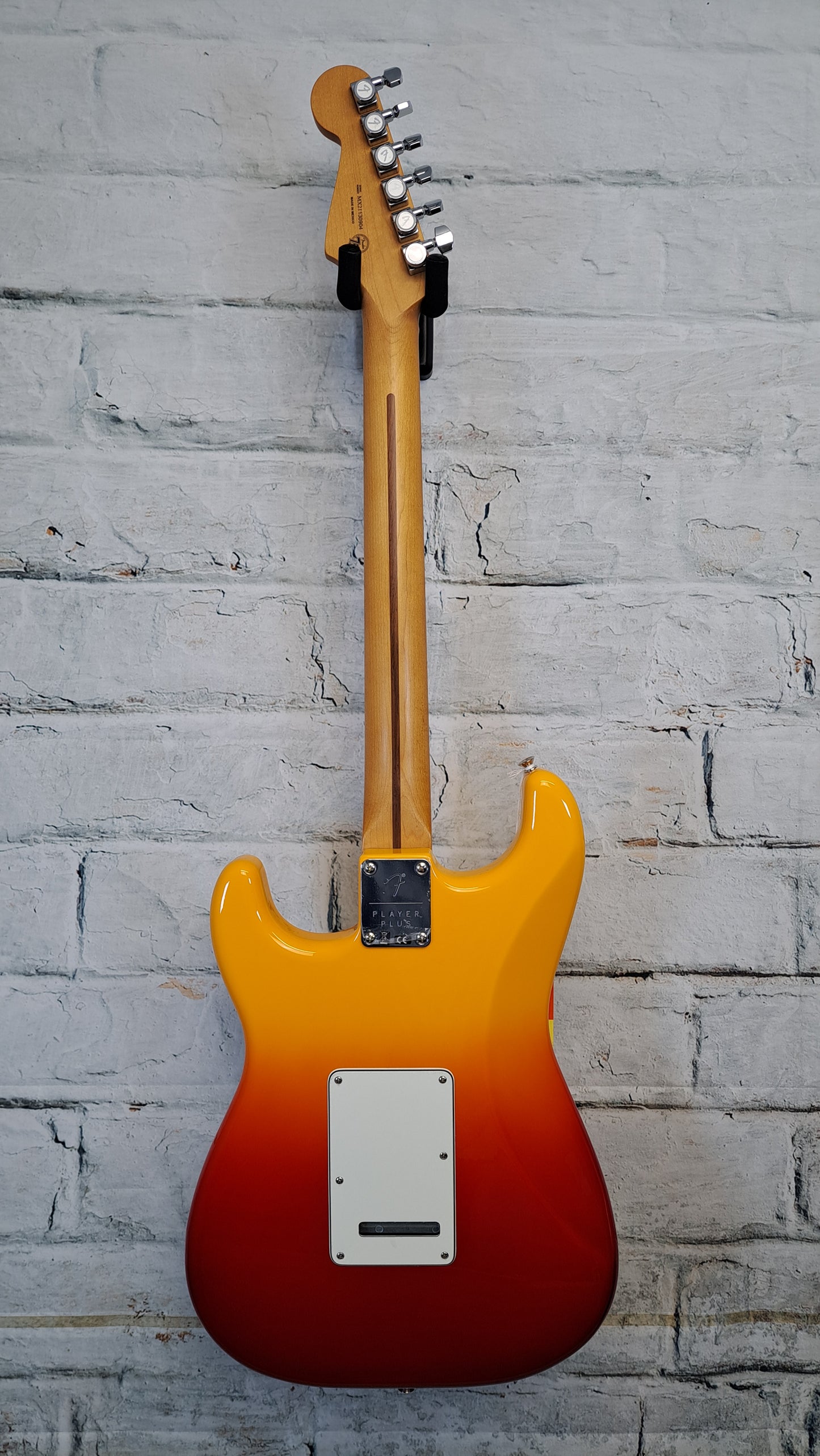 Fender Player Plus Stratocaster - Maple Fingerboard Tequila Sunrise
