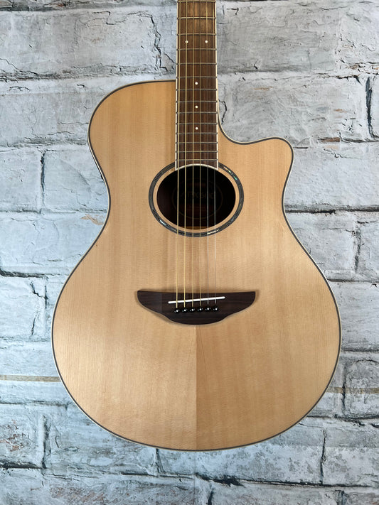 Yamaha Thinline Body, Spruce Top, Nato Back and Sides