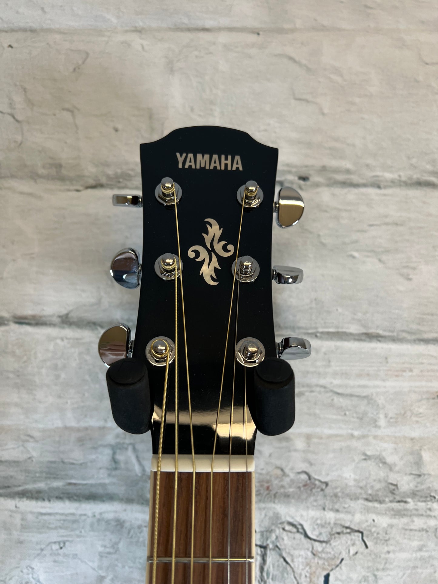 Yamaha Thinline Body, Spruce Top, Nato Back and Sides