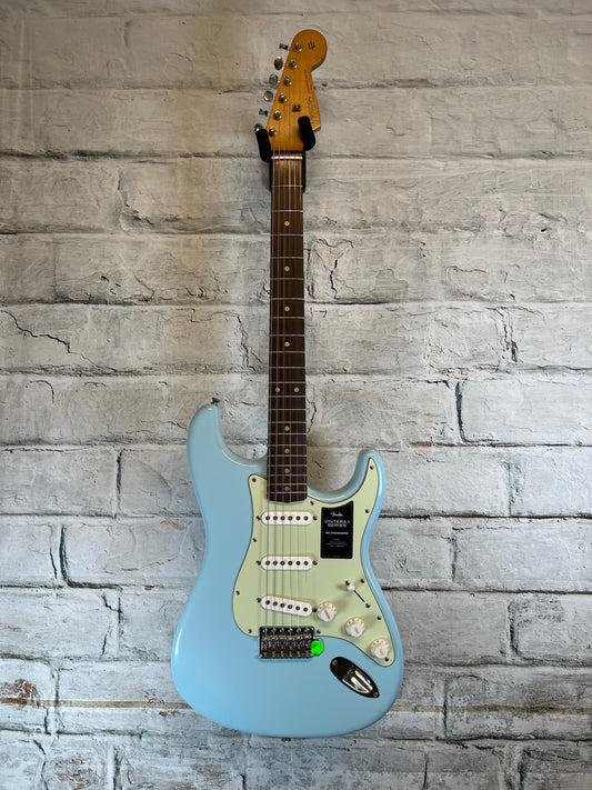 Fender Limited Edition Vintera II Road Worn 60’s Stratocaster with Case