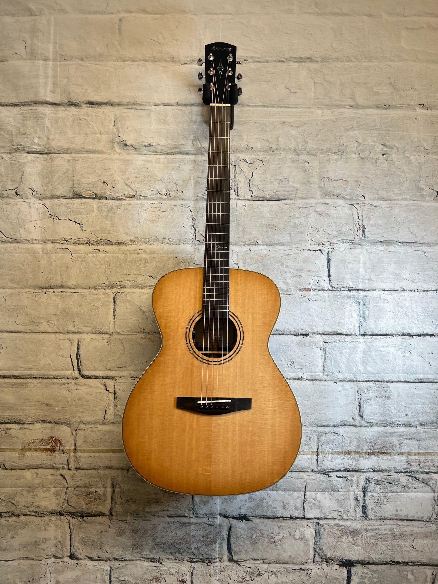 Alvarez LF70e Laureate Series Folk/OM Acoustic-electric
