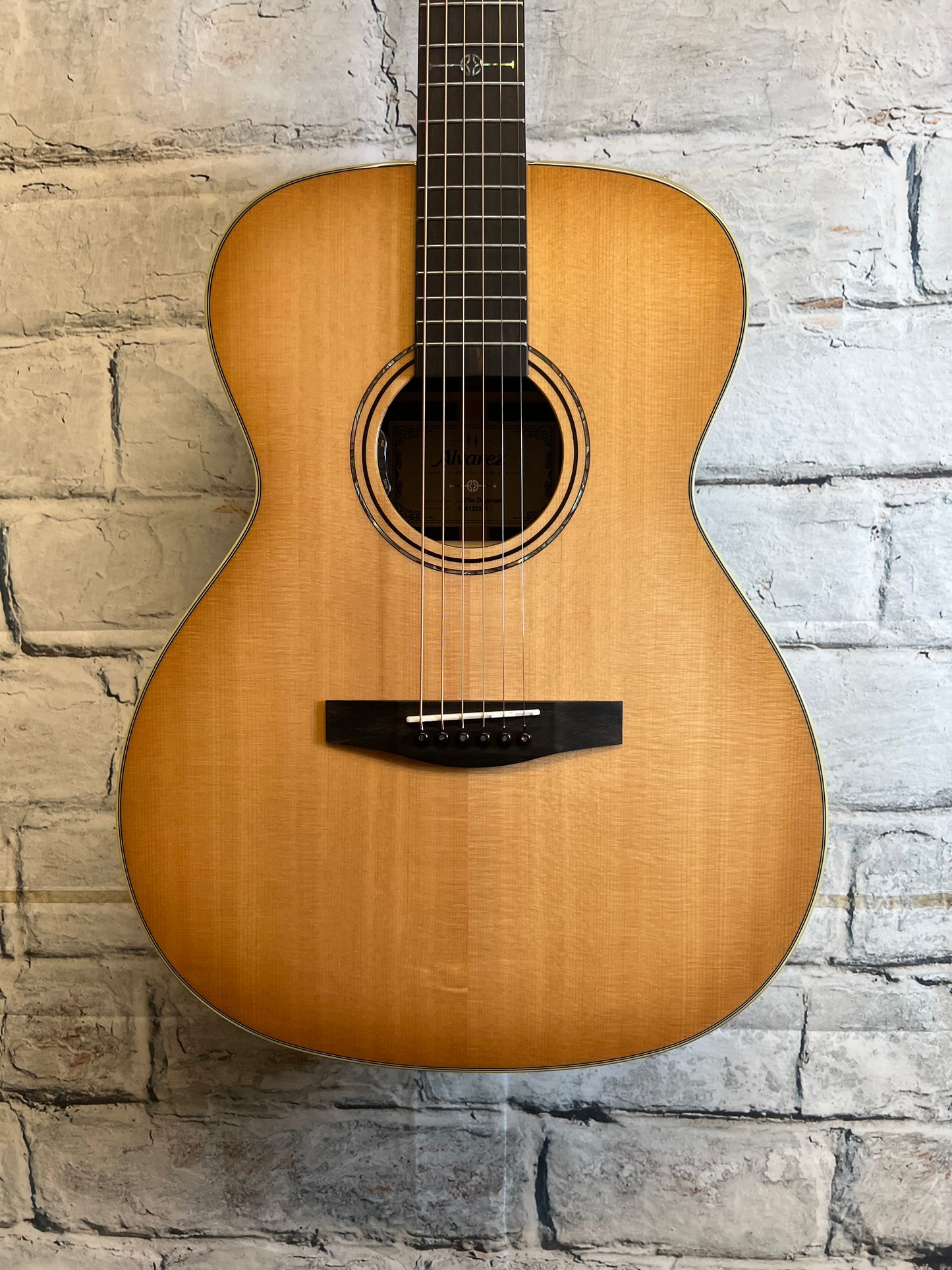 Alvarez LF70e Laureate Series Folk/OM Acoustic-electric