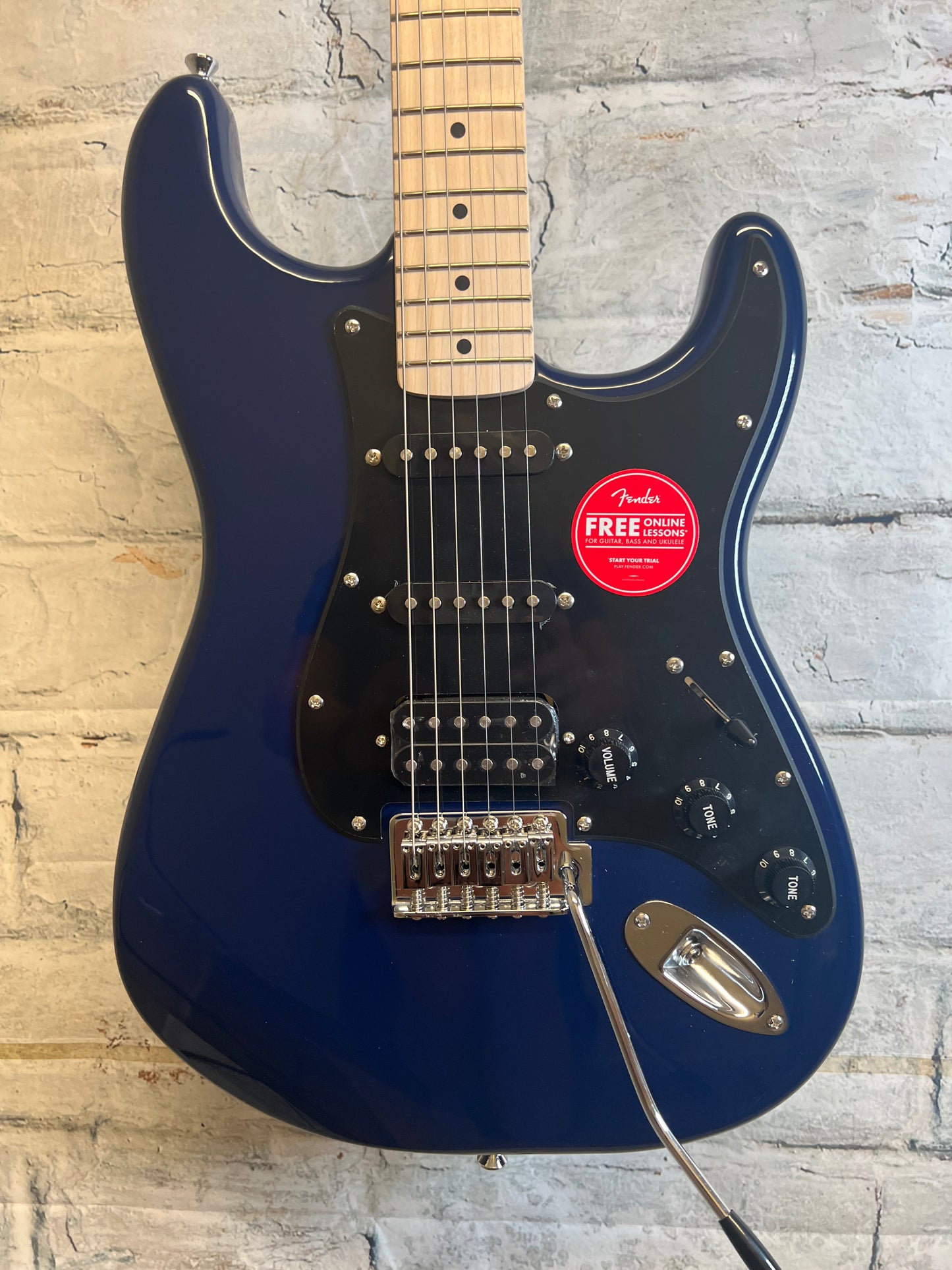 Squier Sonic Stratocaster HSS, Maple Fingerboard, Black Pickguard