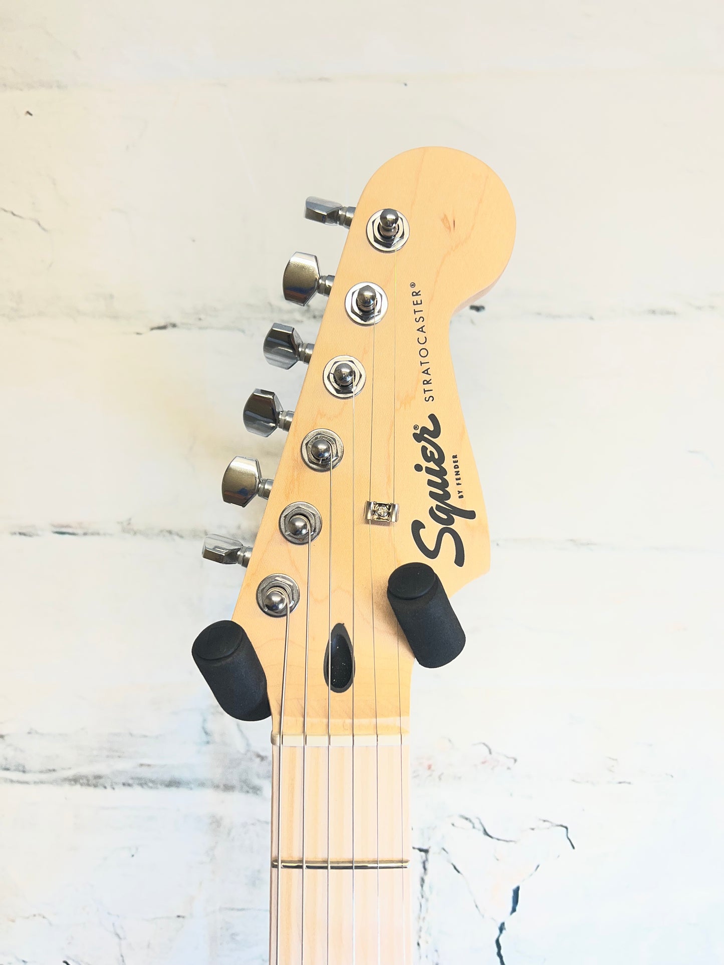 Squier Sonic Stratocaster HSS, Maple Fingerboard, Black Pickguard