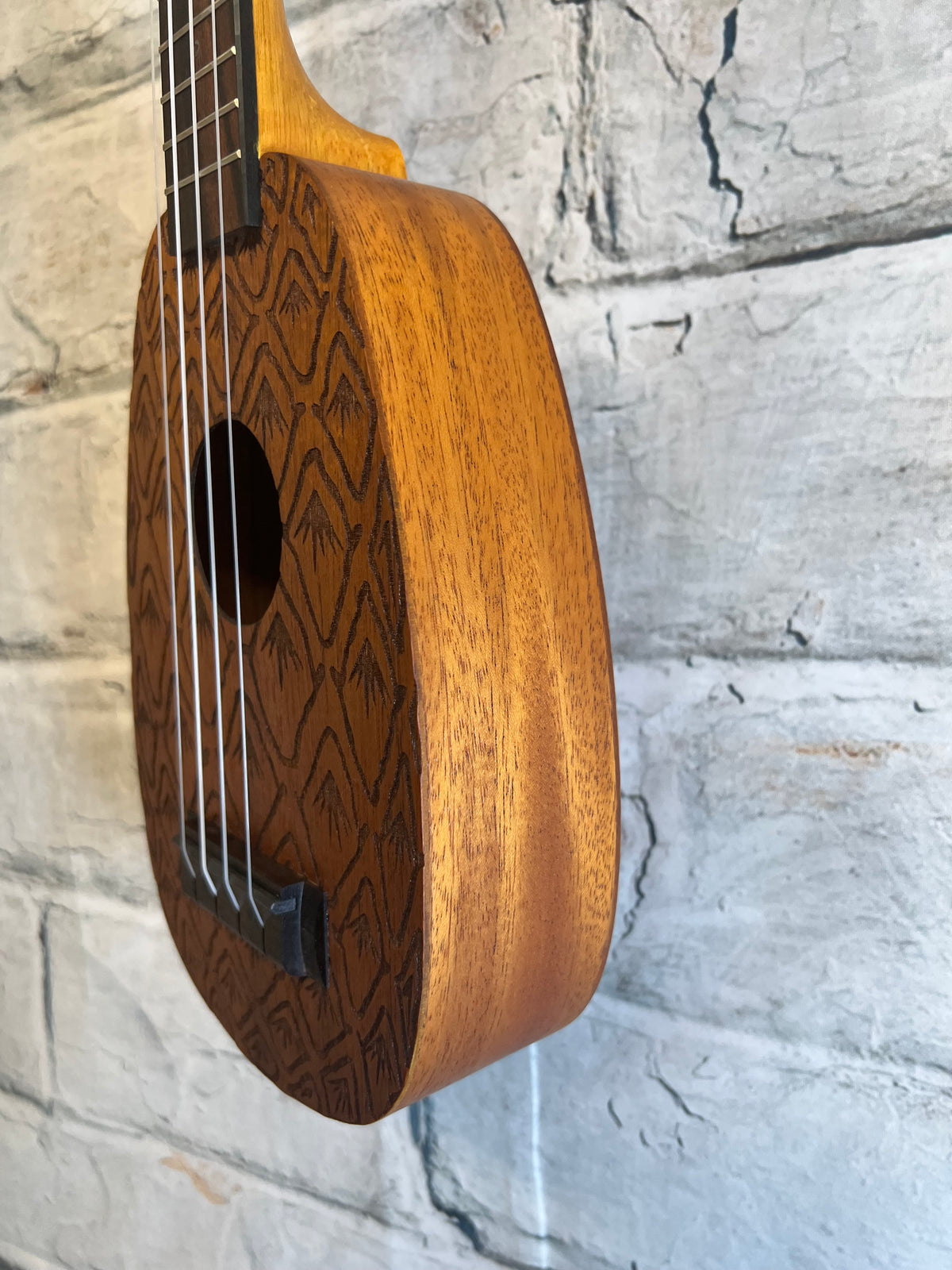 Mahalo ME1-P Pineapple Soprano Ukulele, Laser Engraved with Bag