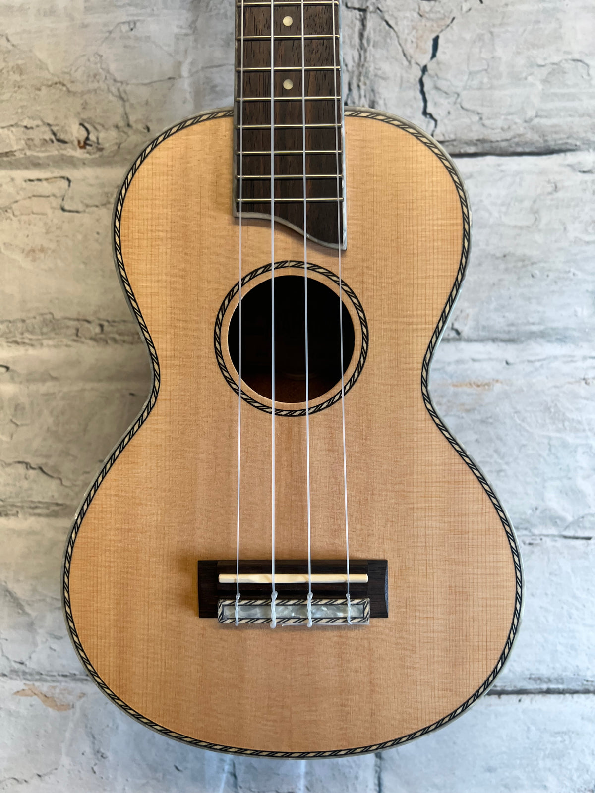 Mahalo MP2 Pearl Series Concert Ukulele with bag