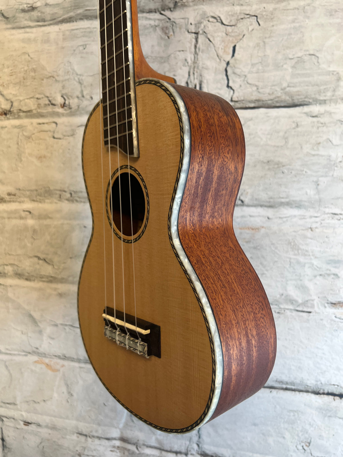Mahalo MP2 Pearl Series Concert Ukulele with bag