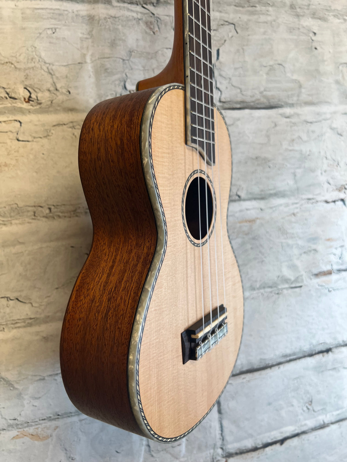 Mahalo MP2 Pearl Series Concert Ukulele with bag