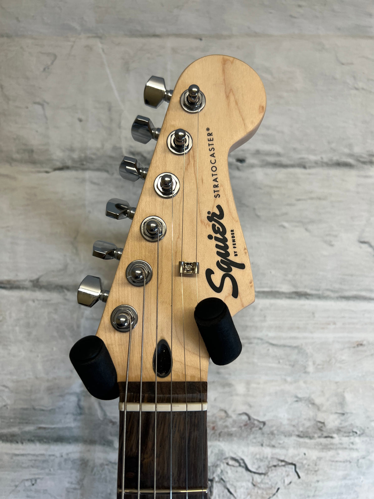 Squier Sonic Stratocaster, Laurel Fingerboard, White Pickguard